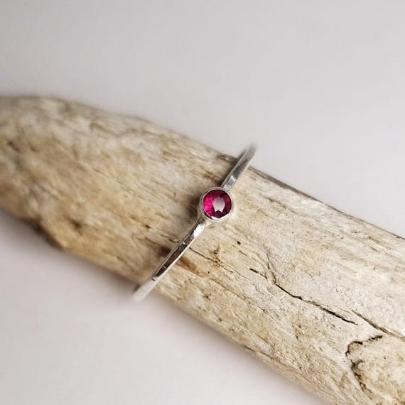 VS9 RUBIN & ZART – Very Fine Engagement Ring in Silver With Red