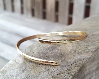 Curved bangle forged in solid gold