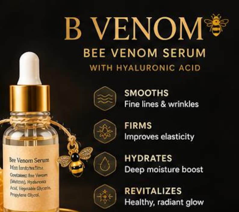K&ouml;nnte beinhalten: Eine klare Glas-Pipettenflasche mit B Venom Bienen-Gift-Serum mit Hyalurons&auml;ure. Das Etikett listet Inhaltsstoffe wie Bienengift und Hyalurons&auml;ure auf. Ein kleiner goldener Bienenanh&auml;nger h&auml;ngt am Flaschenhals. Der Text hebt die Vorteile hervor: gl&auml;ttet feine Linien, strafft, spendet Feuchtigkeit und revitalisiert.