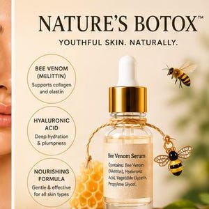 K&ouml;nnte beinhalten: Eine klare Glastropfflasche mit der Aufschrift Bee Venom Serum und einem goldenen Verschluss, verziert mit einer Schnur und einem kleinen Bienenanh&auml;nger. Der Text lautet NATURE'S BOTOX, YOUTHFUL SKIN. NATURALLY und nennt Inhaltsstoffe wie Bienengift.