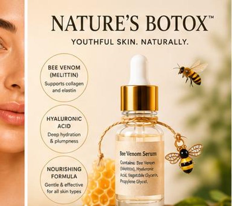 K&ouml;nnte beinhalten: Eine klare Glastropfflasche mit der Aufschrift Bee Venom Serum und einem goldenen Verschluss, verziert mit einer Schnur und einem kleinen Bienenanh&auml;nger. Der Text lautet NATURE'S BOTOX, YOUTHFUL SKIN. NATURALLY und nennt Inhaltsstoffe wie Bienengift.