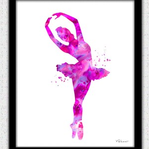 Puede incluir: Una pintura de acuarela de una bailarina con un tut&uacute; rosa, con salpicaduras de pintura rosa y p&uacute;rpura en el fondo.