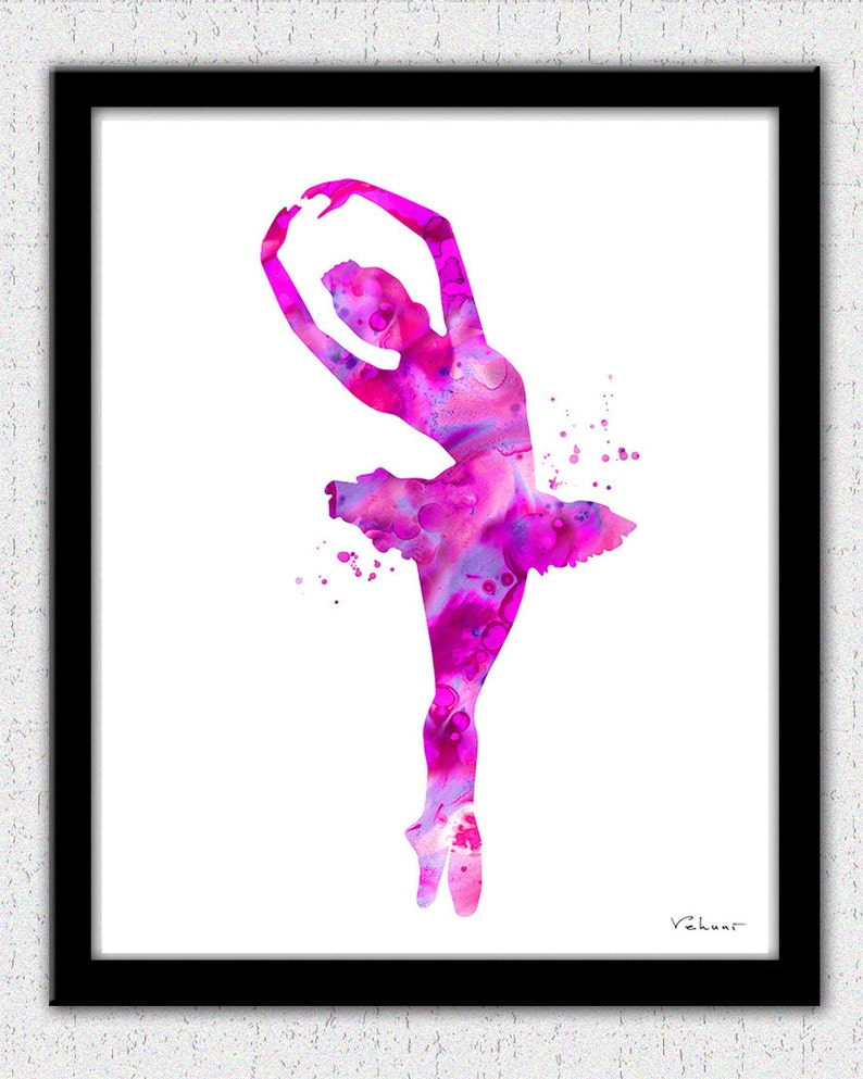 Puede incluir: Una pintura de acuarela de una bailarina con un tut&uacute; rosa, con salpicaduras de pintura rosa y p&uacute;rpura en el fondo.