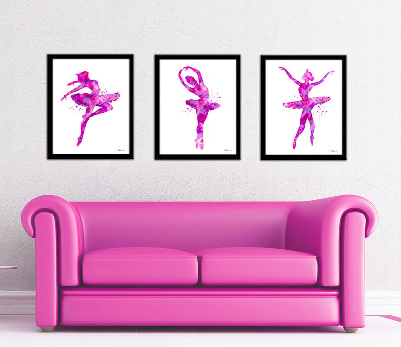 Puede incluir: Tres acuarelas de bailarinas en tonos rosas y morados. Cada bailarina est&aacute; en una pose diferente, una con los brazos por encima de la cabeza, otra con los brazos a los lados y la &uacute;ltima con los brazos extendidos. Las pinturas est&aacute;n enmarcadas en marcos negros y est&aacute;n colgadas en una pared blanca.