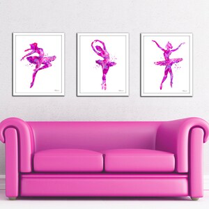 Puede incluir: Tres acuarelas de bailarinas en tonos rosas y morados. Cada bailarina est&aacute; en una pose diferente, una de ellas con una flor en el pelo.
