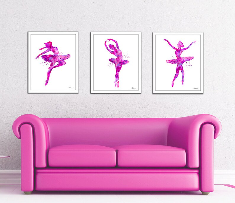 Puede incluir: Tres acuarelas de bailarinas en tonos rosas y morados. Cada bailarina est&aacute; en una pose diferente, una de ellas con una flor en el pelo.