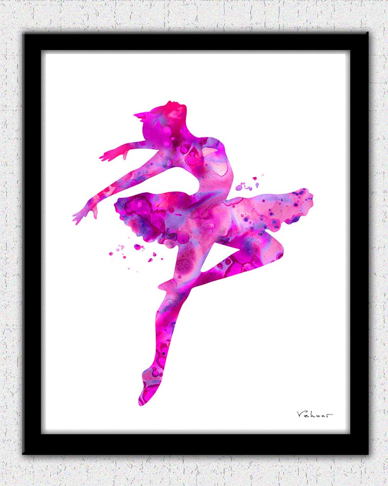 Puede incluir: Una pintura de acuarela de una bailarina en un tut&uacute; rosa, con salpicaduras de pintura rosa y morada.