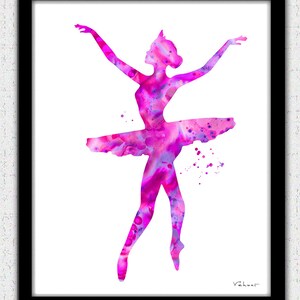 Puede incluir: Una pintura de acuarela de una bailarina en un tut&uacute; rosa, con salpicaduras de acuarela rosa y p&uacute;rpura en el fondo. La bailarina est&aacute; en una pose con los brazos extendidos y las piernas en una posici&oacute;n elegante. La pintura est&aacute; firmada "Vakunt".