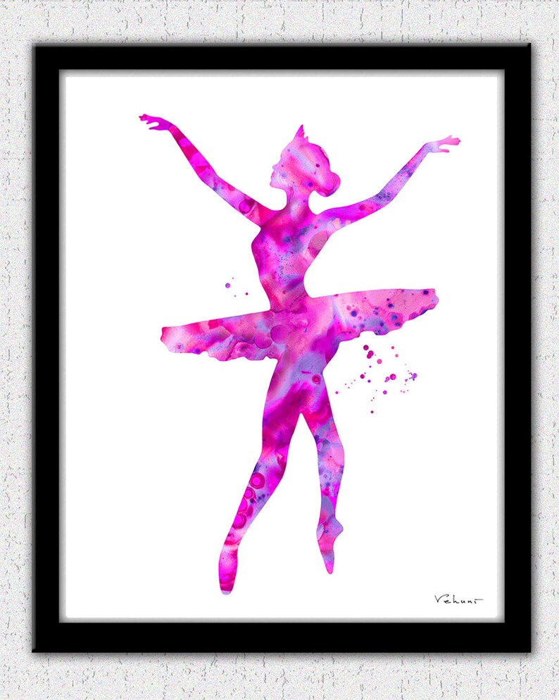 Puede incluir: Una pintura de acuarela de una bailarina en un tut&uacute; rosa, con salpicaduras de acuarela rosa y p&uacute;rpura en el fondo. La bailarina est&aacute; en una pose con los brazos extendidos y las piernas en una posici&oacute;n elegante. La pintura est&aacute; firmada "Vakunt".