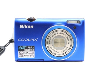 Camera Nikon Coolpix L21 / Vintage 2000s Digital Camera