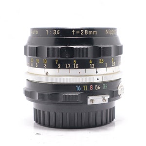 Nikon -  Nikkor  28mm f/3.5 - Nikon F mount - 35mm film camera lens.