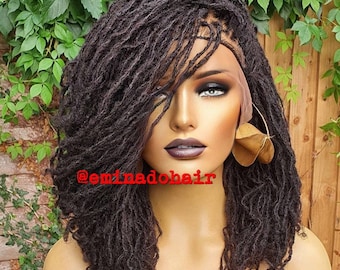 Può includere: Una parrucca di dreadlock sintetiche marroni con un fronte in pizzo. La parrucca è acconciata con una riga laterale e dreadlock sciolte e fluenti. La parrucca è su una testa di manichino.