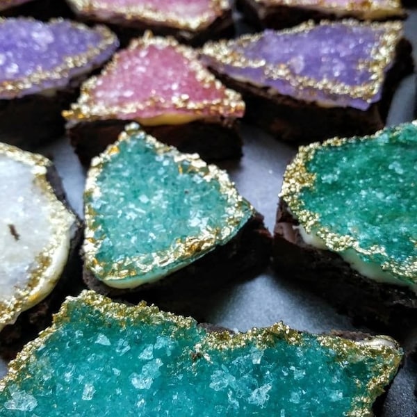 Galletas con chispas de chocolate y caramelo de roca. Colores personalizados para combinar con tu evento.