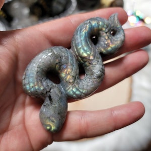 Labradorite Serpent Protection Sculpture Totem Bleu Vert Jaune Flash Rainbow Spectrolite Serpent