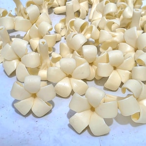 2-2.5 cm Creme Beige Puakenikeni Ton Blumen Perlen Hawaiian Lei Schmuckherstellung Girlande DIY Handcraft Lufttrocknender Ton Natürliche Handwerk Liefert
