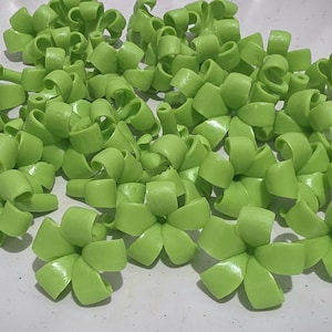 2-2.5 cm Grün Puakenikeni Ton Blumen Perlen Hawaiian Lei Schmuck machen Girlande DIY Handcraft Air Dry Clay Natürliche Handwerk Liefert