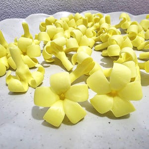 2-2.5 cm Pastellgelb Puakenikeni Ton Blumen Perlen Hawaiian Lei Schmuck machen Girlande DIY Handcraft Luft trocken Ton natürliches Handwerk Liefert