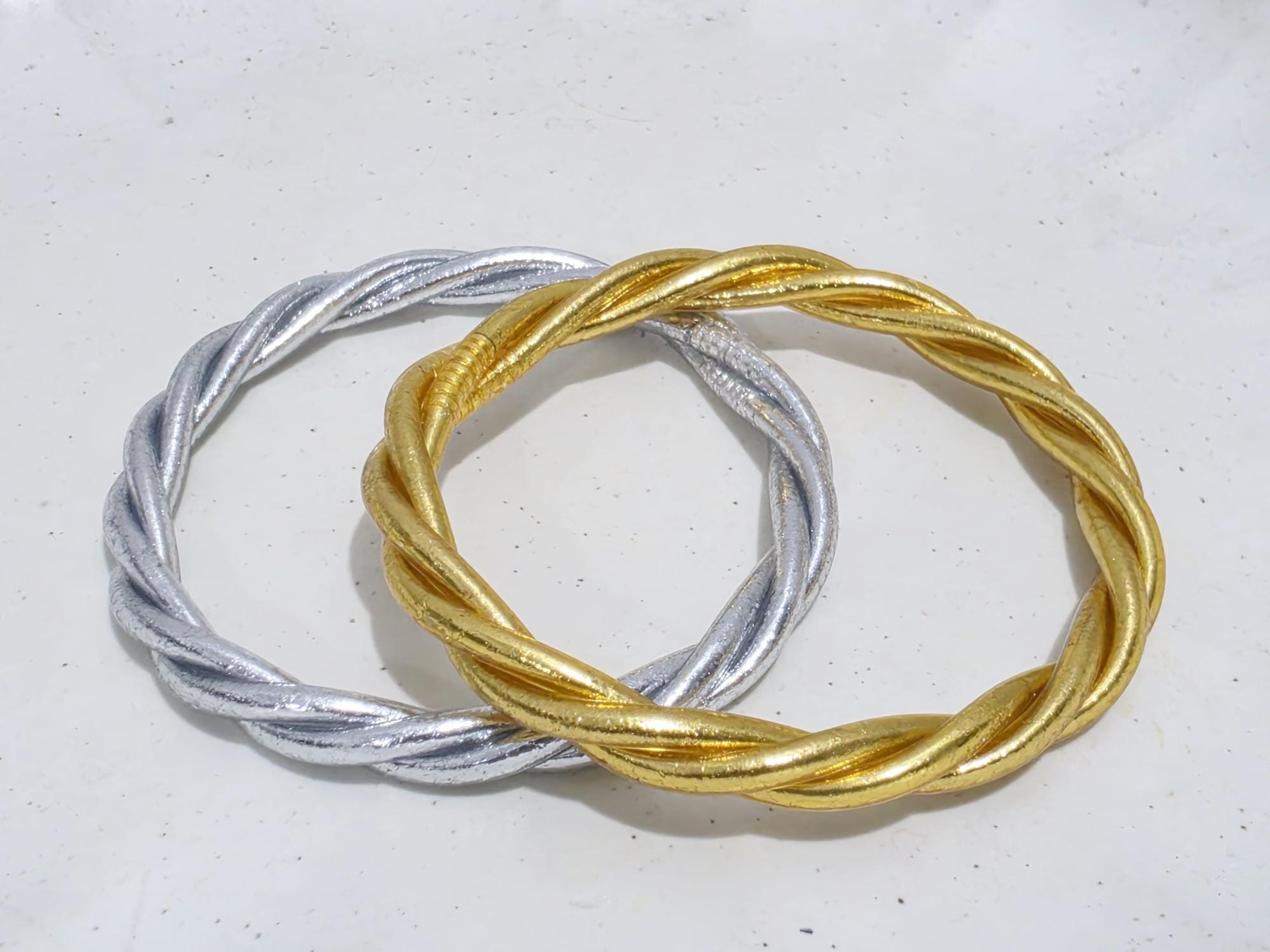 ツイストブッダブレスレット。タイ寺院のバングルからオリジナル。愛と