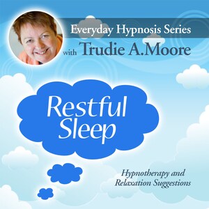 以下が含まれることがあります： 白い文字で「Restful Sleep」と書かれた青い雲。画像の上部には「Everyday Hypnosis Series with Trudie A. Moore」という文字が書かれている。雲の下には「Hypnotherapy and Relaxation Suggestions」という文字が書かれている。