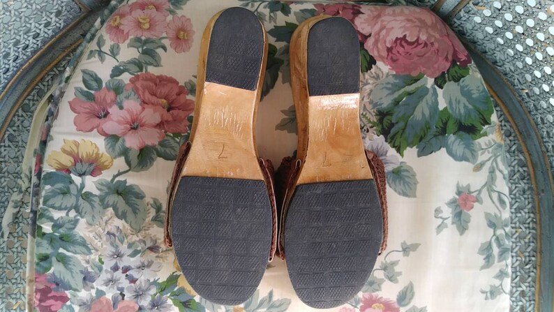 Tropical Vintage Carved Tiki Hut Wood Floral Crochet Sandal Wedges Size 6.57