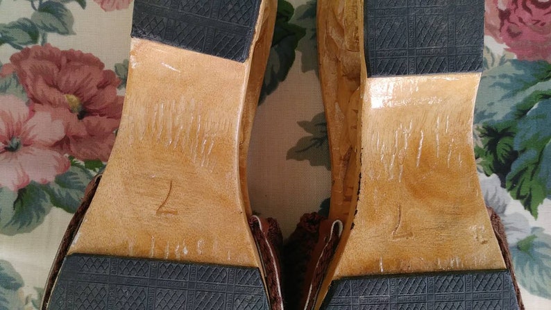 Tropical Vintage Carved Tiki Hut Wood Floral Crochet Sandal Wedges Size 6.57