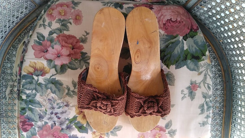 Tropical Vintage Carved Tiki Hut Wood Floral Crochet Sandal Wedges Size 6.57