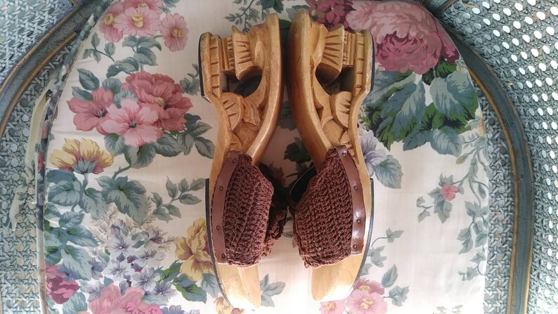 Tropical Vintage Carved Tiki Hut Wood Floral Crochet Sandal Wedges Size 6.57