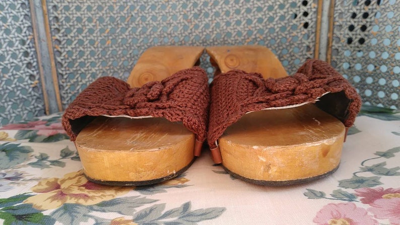 Tropical Vintage Carved Tiki Hut Wood Floral Crochet Sandal Wedges Size 6.57