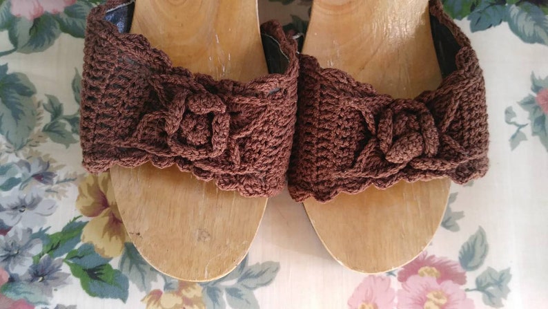Tropical Vintage Carved Tiki Hut Wood Floral Crochet Sandal Wedges Size 6.57