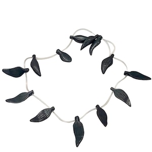 Hämatit geschnitzte Blatt Perlenstrang | 30x12x4mm | Schwarz | 13 Perlen |