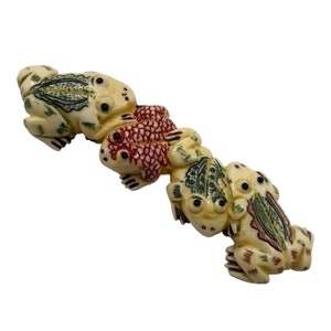 Geschnitzte Multi-Hue Frösche - Centerpiece Bead Anhänger | 87x23x8mm |