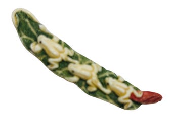 Hand geschnitzte Frösche auf Lotus Blatt Anhänger Perle | 3" Lang| Grün, Rot, Creme |