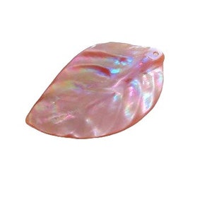 Natuurlijke roze gesneden mosselschelp blad hanger kraal | 65x40x2mm | 1 Kraal |