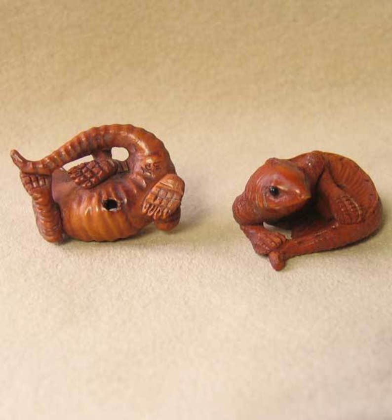 Carved /& Signed Boxwood Lizard Bead 4128DT