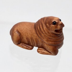 Handgesneden en ondertekend Buxus Walrus Ojime/Netsuke Kraal | 29x20x18mm | Bruin