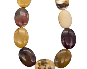Puede incluir: Un collar con grandes cuentas ovaladas en varios colores, incluyendo tonos de marrón, beige y burdeos. Las cuentas pulidas están ensartadas en un cordón oscuro. El collar se muestra sobre un fondo blanco. Las cuentas miden unos 2-3 cm de largo.
