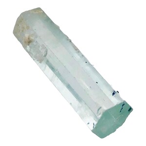 Un raro cristallo di acquamarina naturale / 32x7x7mm / 19,925 ct / azzurro cielo /