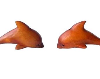 手彫りのツゲの魚根付、木の魚根付、作家のサイン入り、豊かで調和の