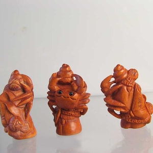 Gesneden en ondertekende krab op Lotus Buxus Ojime/Netsuke kraal | 28x18x14mm | Bruin