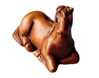 Mild ~ Snidad Ponnyhäst Buxbom Ojime/Netsuke-pärla | 22x28x16mm | Brun
