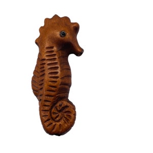 Gesneden schattig zeepaardje buxus Ojime/Netsuke kraal | 34x14,5x9mm | Bruin