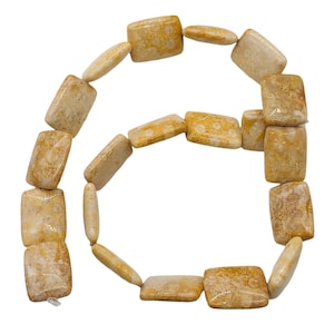 Könnte beinhalten: Eine Kette aus rechteckigen und ovalen Perlen in Beige- und Brauntönen. Die Perlen mit einem gesprenkelten Muster sind zu einer Schlaufe aufgereiht. Die Perlen bestehen aus einem Natursteinmaterial, geeignet für Schmuck.