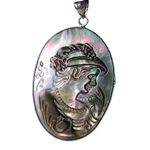 Pendentif camée en nacre de Tahiti sculptée glam | 1 3/4&quot; de long |