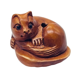 Carved Boxwood Kitty Cat On Clam Shell Ojime/Netsuke Bead | 24x21.5x22mm | Brown