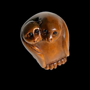 Carved Boxwood Bats Bead Looking At U Ojime/Netsuke Bead | 25x17.5x14mm | Brown
