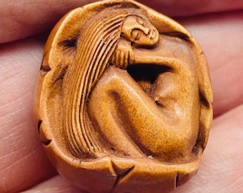 ツゲ材の人魚彫刻入り睡蓮の葉お締め/根付ビーズ | 23x19.5 x 12 mm