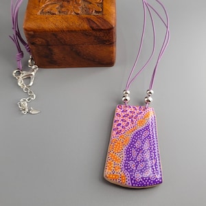 SET di collana e orecchini disponibile / Ciondolo in argilla polimerica / Collana con cordino in pelle / Ciondolo dipinto a mano / Collana regolabile