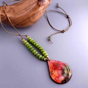 Ciondolo in argilla polimerica / Collana con cordino in pelle / Ciondolo fatto a mano / Ciondolo moderno / Collana regolabile