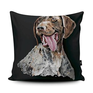 Peut inclure: Une illustration aquarelle en noir et blanc d'un Braque allemand à poil court avec la langue tirée. Le chien regarde vers la gauche de l'image.