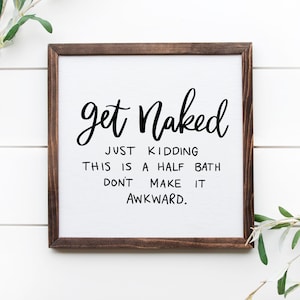 バスルームの装飾用「Get Naked」サイン、12 x 12インチ - ハーフバスサイン、「Get Naked Just Kidding This is a Half Bath」、ファームハウスバスルームサイン
